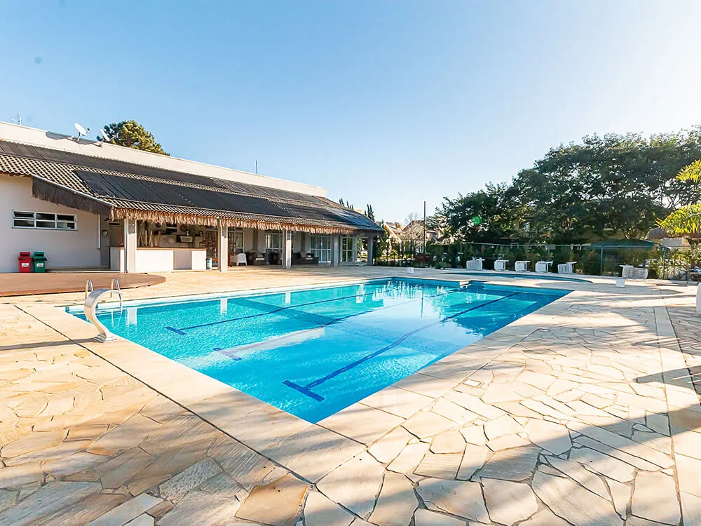 Piscina — área aquática para relaxar e nadar